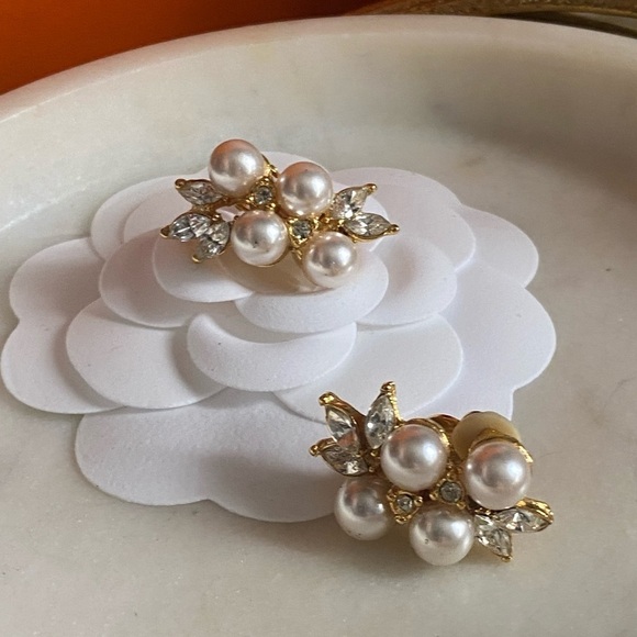 TANYA Lind Pearl rhinestone clip earrings 1” - Picture 4 of 16